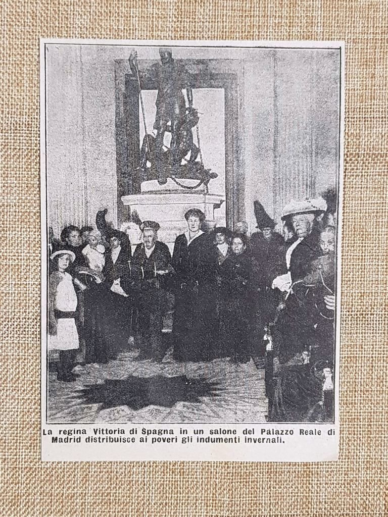 Madrid 1915 Regina Vittoria distribuisce vestiti invernali WW1 Guerra mondiale