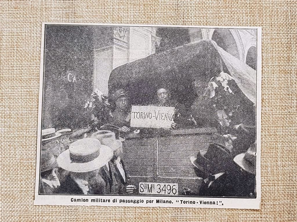Milano nel 1915 Un passaggio di un camion militare WW1 …