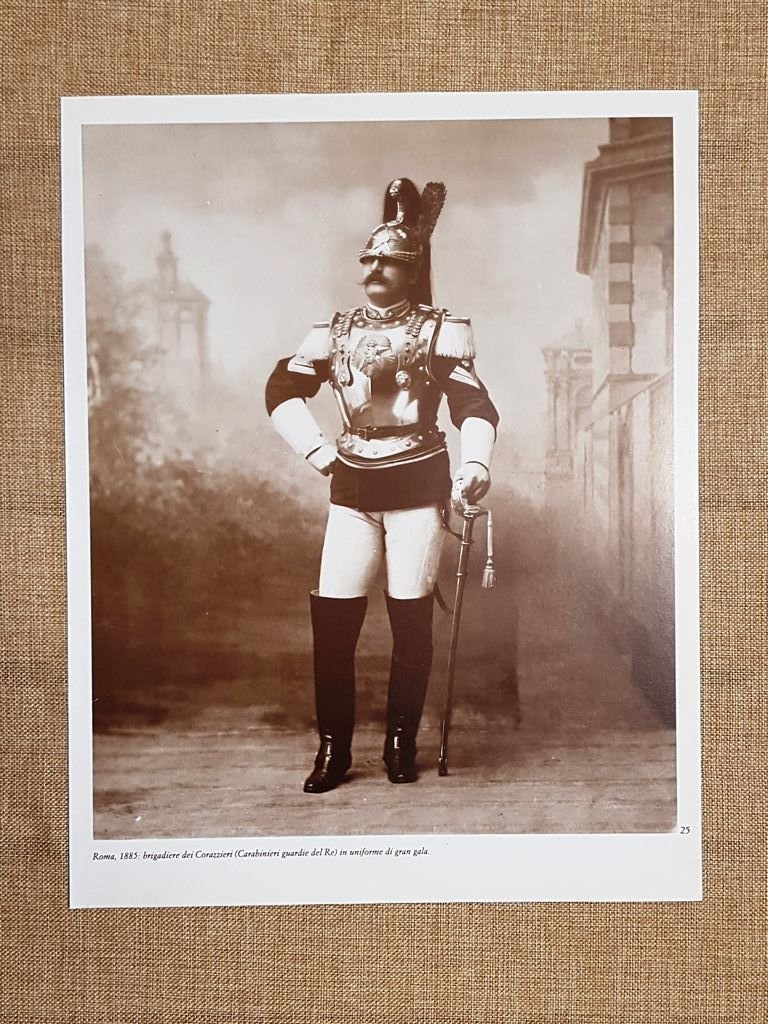 Nel 1885 Roma Brigadiere dei Corazzieri in uniforme di gran …