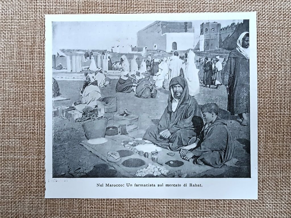 Nel Marocco: un farmacista sul mercato di Rabat nel 1906. | Immagine principale