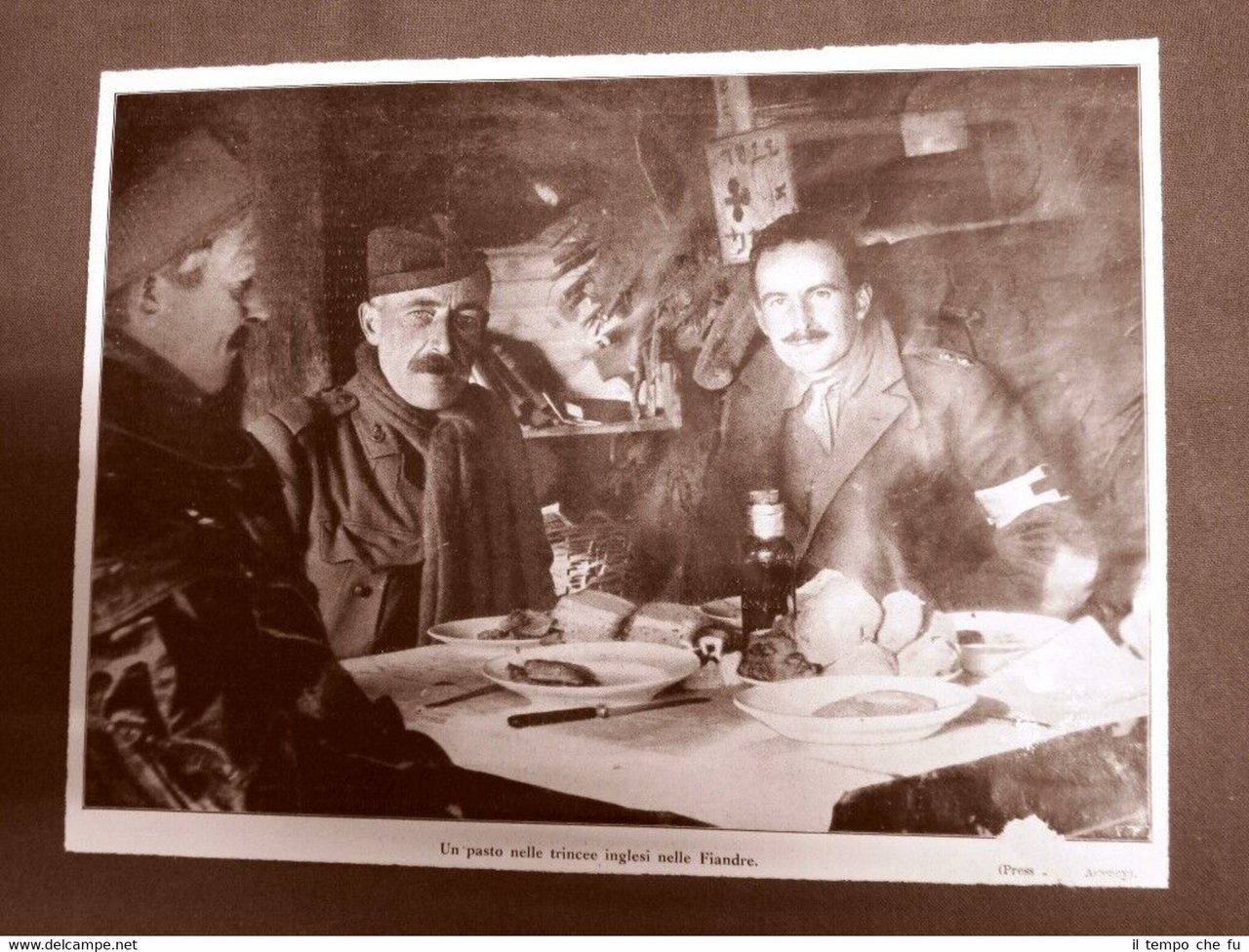 Nelle Fiandre nel 1915 Un pasto nelle trincee inglesi WW1 … | Immagine principale