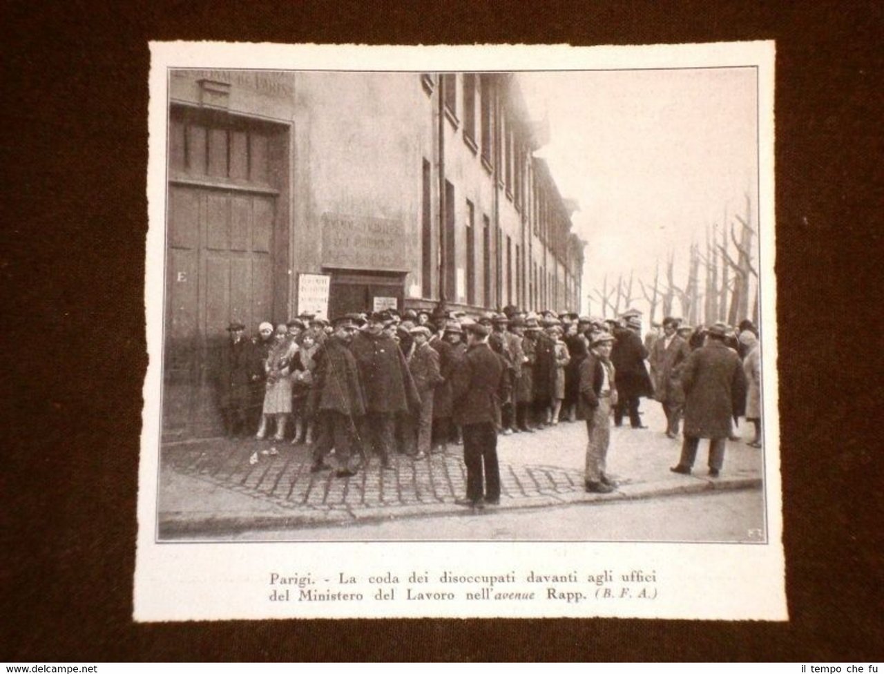 Parigi nel 1931 Coda di disoccupati davanti gli uffici del …