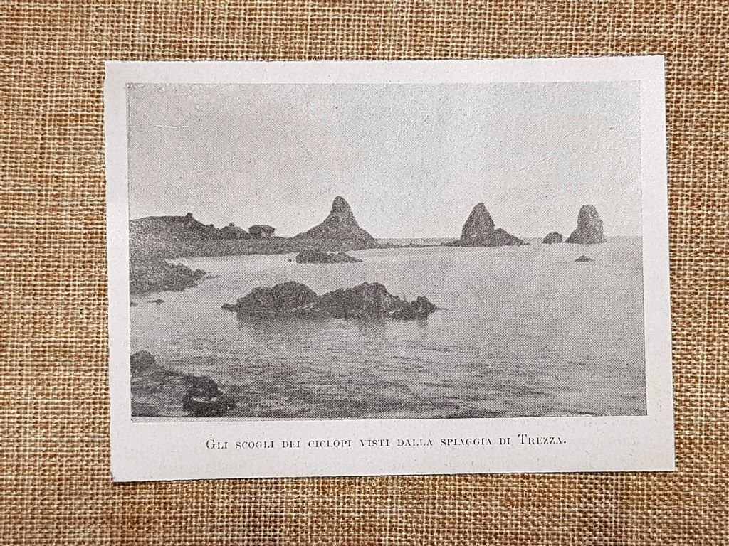 Scogli dei Ciclopi visti dalla spiaggia di Aci Trezza Catania … | Immagine principale