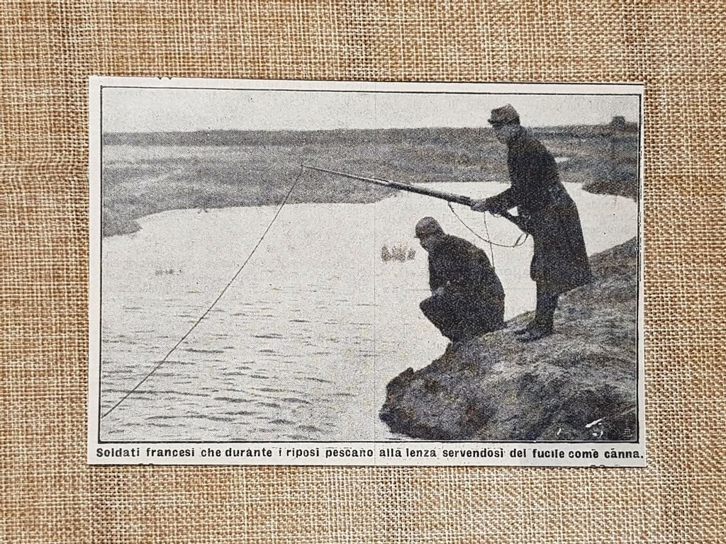 Soldati francesi nel 1915 Pesca a lenza usando fucile WW1 …