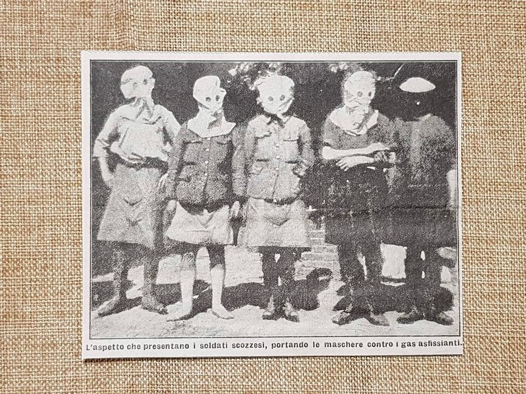 Soldati scozzesi nel 1915 Utilizzo di maschere contro gas asfissianti …