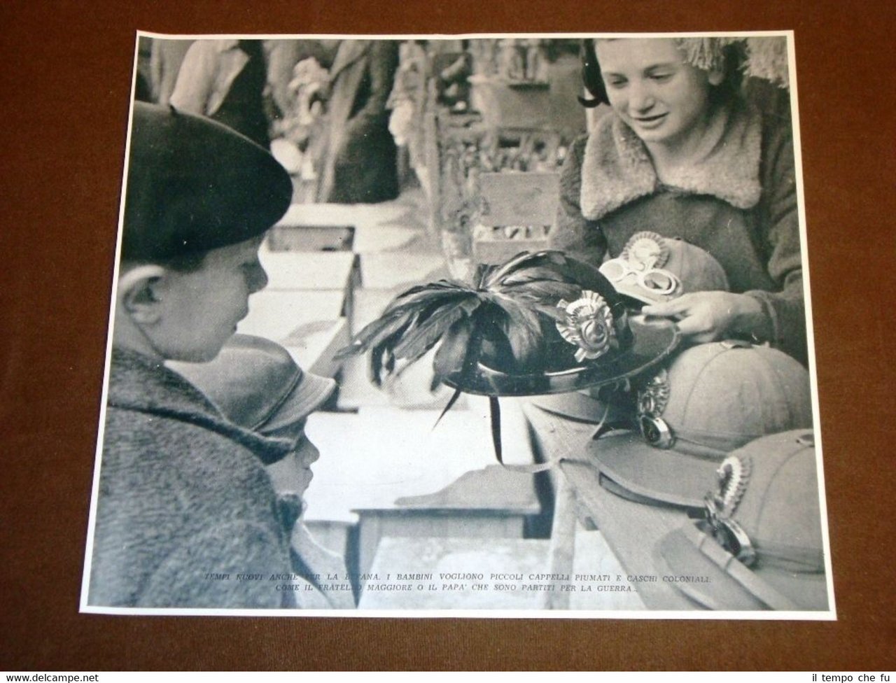 Ventennio fascista Fascismo in Italia 1935 Cappelli piumati come dono …