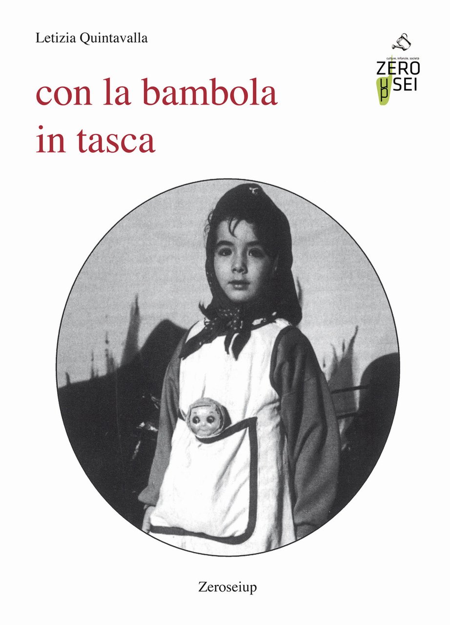 Con la bambola in tasca | Immagine principale
