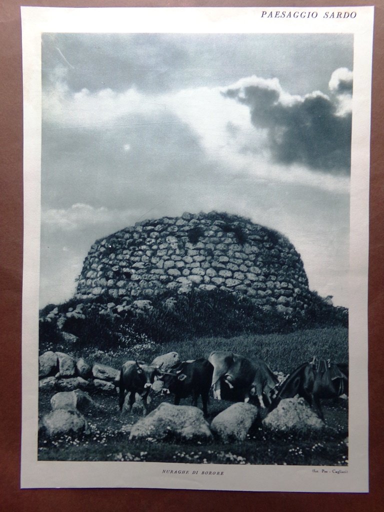 Stampa del 1927 Paesaggio Sardo Nuraghe di Borore Aurora Golfo …