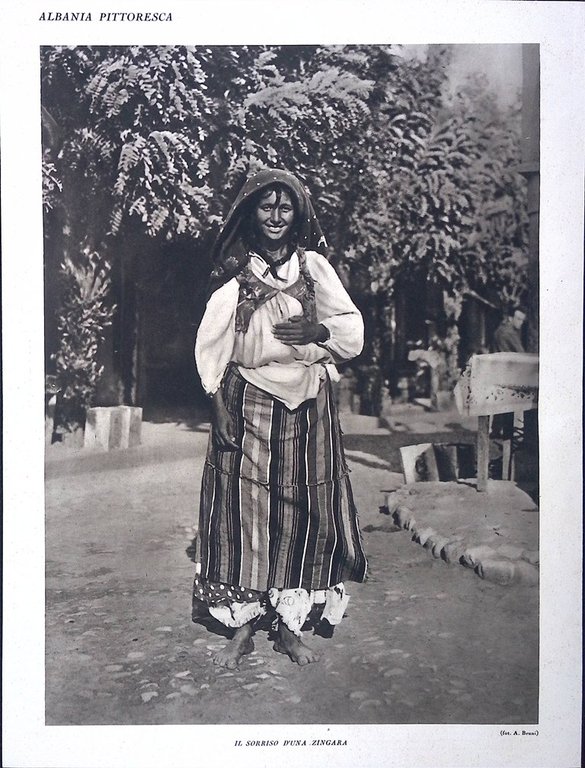 Stampa del 1928 Albania Venditrici Musulmane Tessuti Sorriso Zingara