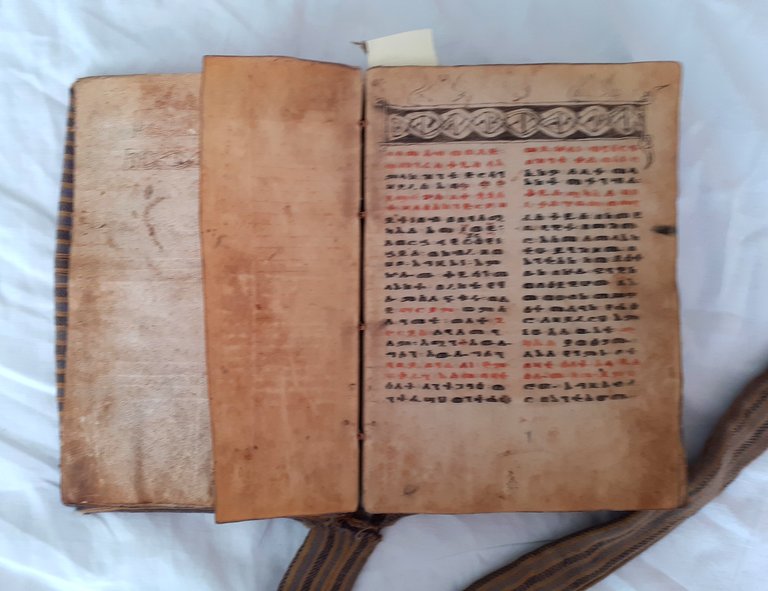 Manoscritto redatto su pergamena nella lingua della chiesa cristiana etiope.