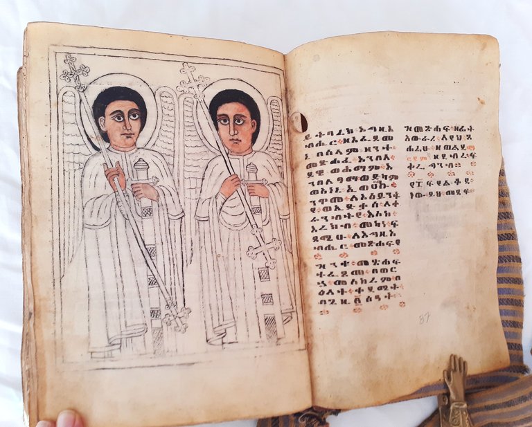 Manoscritto redatto su pergamena nella lingua della chiesa cristiana etiope.