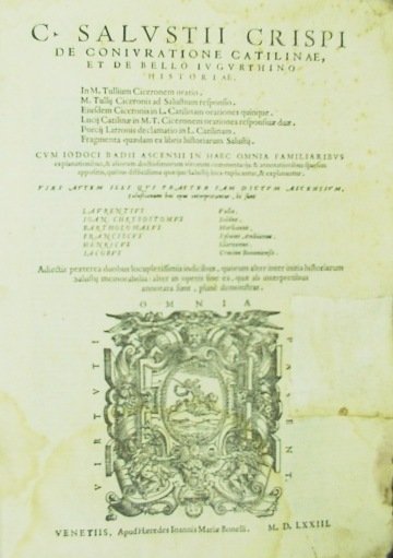 De conivratione Catilinae, et de bello Iugurthino historiae. In M. Tullium Ciceronem oratio. M. Tullj Ciceronis ad salustium responsio. Eiusdem Ciceronis in L. Catilinam orationes quinque. Lucij Catilinae in M. T. Ciceronem orationes responsivae duae. Porcij Latronis declamatio in L. Catilinam. Fragmenta quaedam ex libris historiarum Salustij.Cum iodoci badii ascensii in haec omnia familiaribus ezplanationibus, & aliorum doctrissimorum virorum commentarij & annotationibus sparsim appositis, quibus difficillima quaeque Salustij loca explicantur, & explanantur.