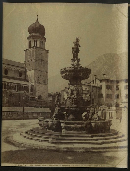 21066. Trento. Piazza del Duomo col campanile e la fontana …