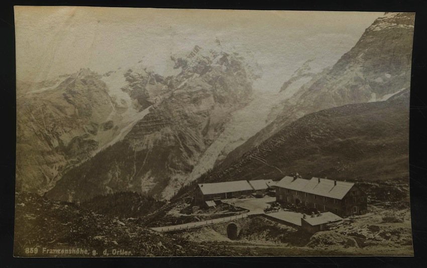 859. FranzenshÃ¶he g. d. Ortler. Rifugio FranzenshÃ¶he visto dall'Ortler.