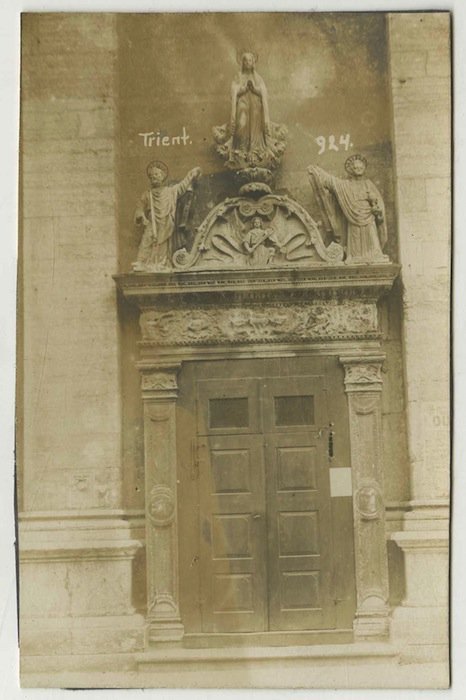 924. Trient - Porta secondaria della chiesa di Santa Maria …