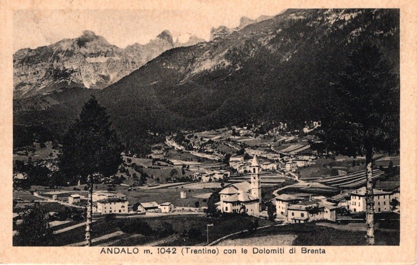 Andalo m. 1042 (Trentino) con le Dolomiti di Brenta.