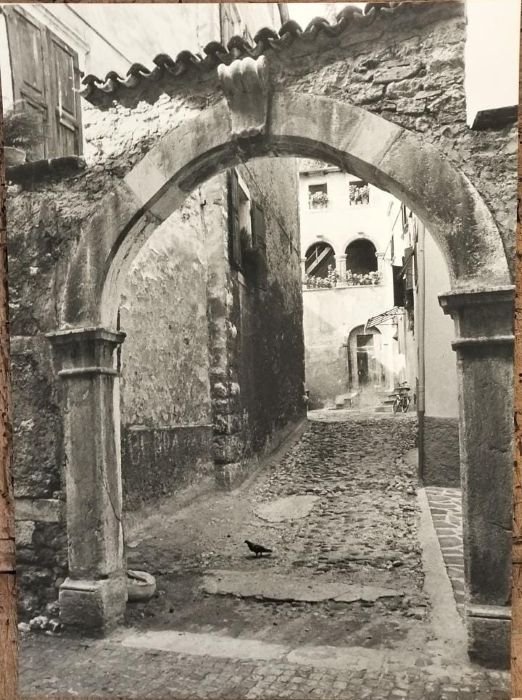 Arco Casa Gobbi, Il portale.