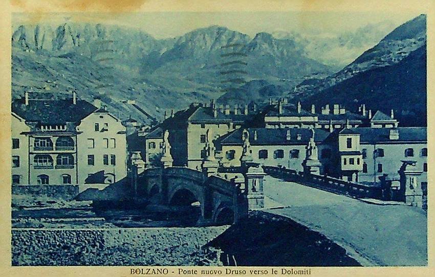 Bolzano: ponte nuovo Druso verso le Dolomiti.