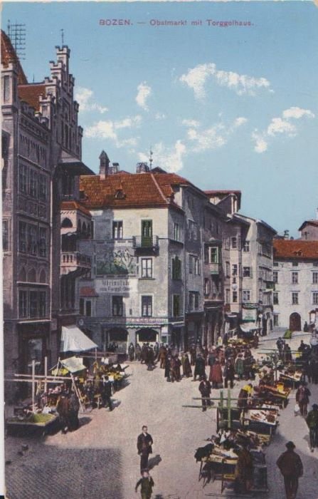 Bozen - Obstmarkt mit Torggelhaus.