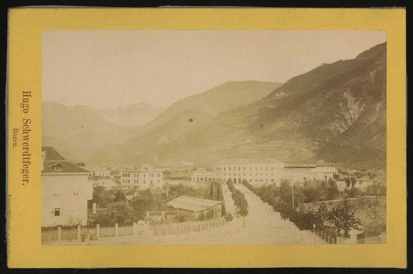 Bozen. Bolzano con la stazione.