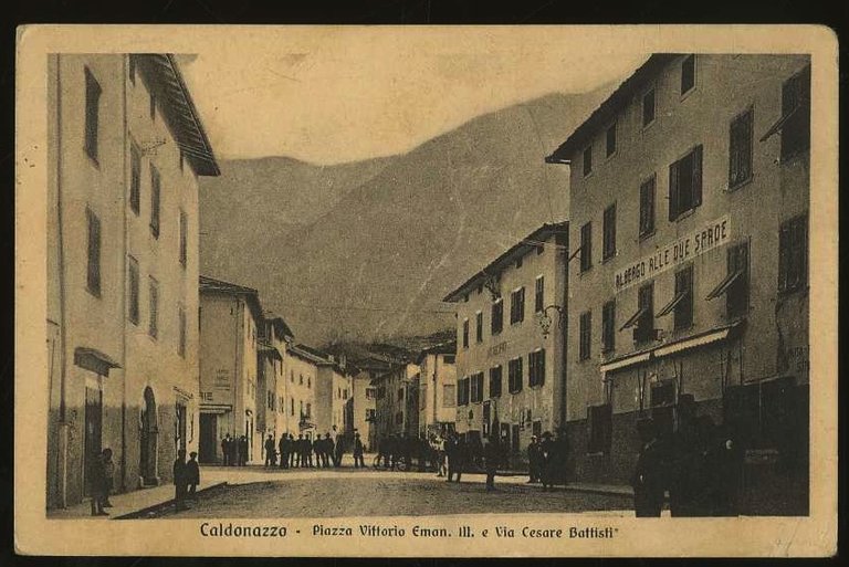 Caldonazzo - Piazza Vittorio Eman. III e Via Cesare Battisti.