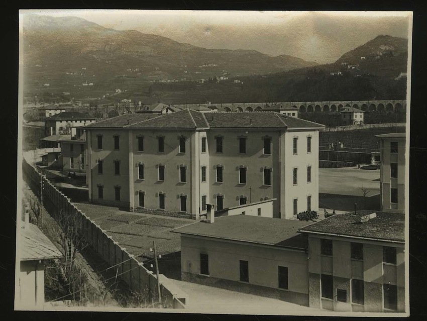 Caserma F. Chiarle Trento. Magazzino vestiario ed equipaggiamento.