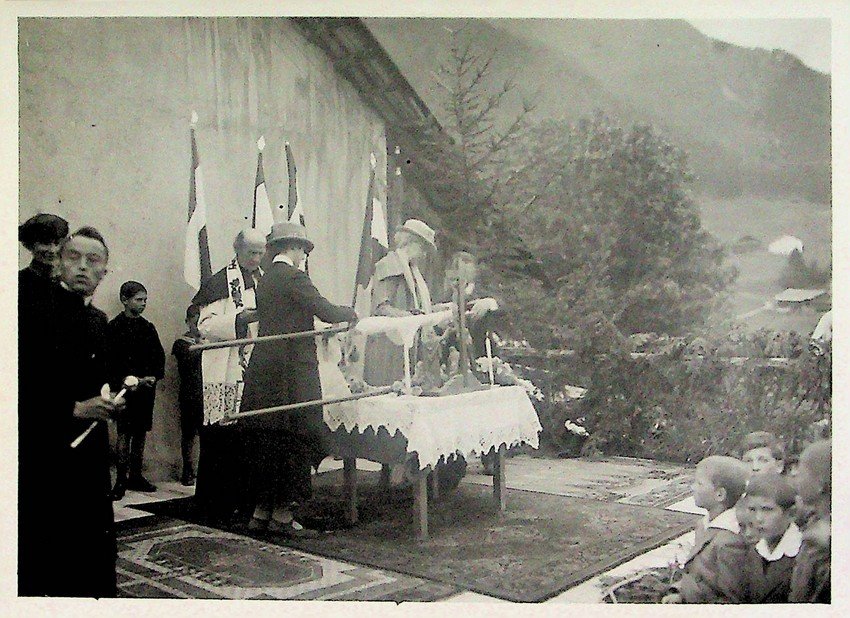 Cerimonia religiosa in qualche valle dolomitica probabilmente della lega nazionale.