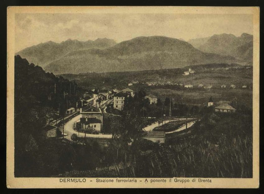 Dermulo. Stazione ferroviaria. A ponente il Gruppo di Brenta.