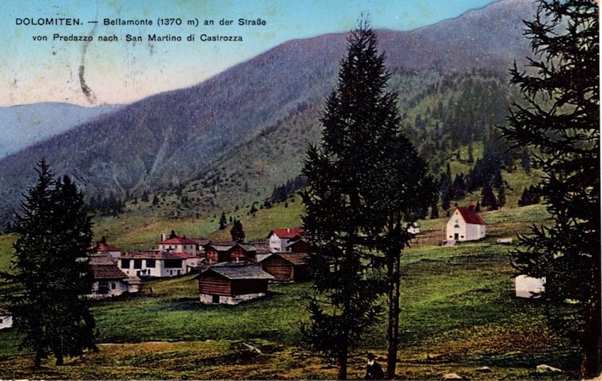 DOLOMITEN. - Bellamonte (1370 m) an der Straße von Predazzo …