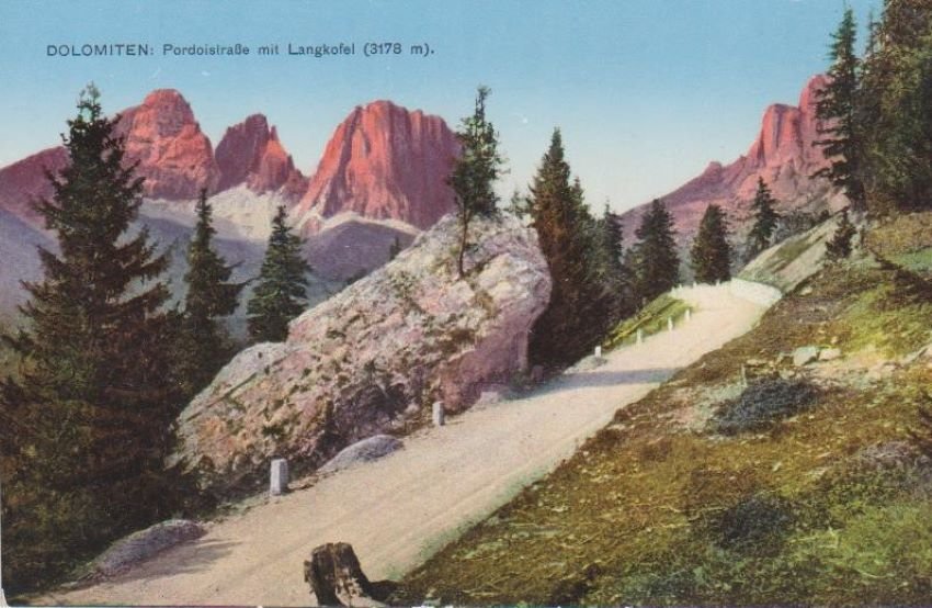 Dolomiten: Pordoistrasse mit Langkofel (3178 m).