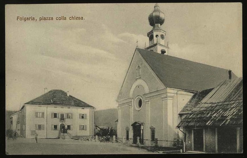 Folgaria. Piazza colla chiesa.