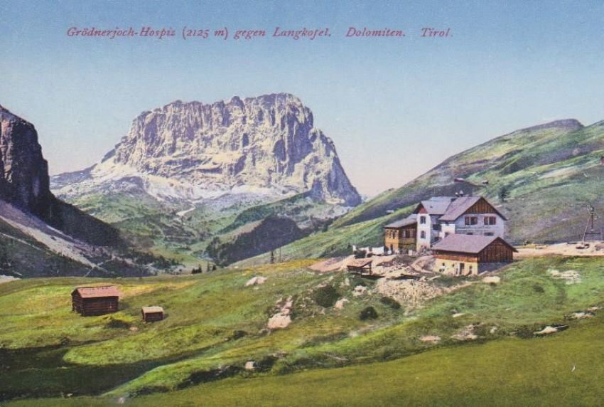 Grodnerjoch-Hospiz (2125 m) gegen Langkofel. Dolomiten.
