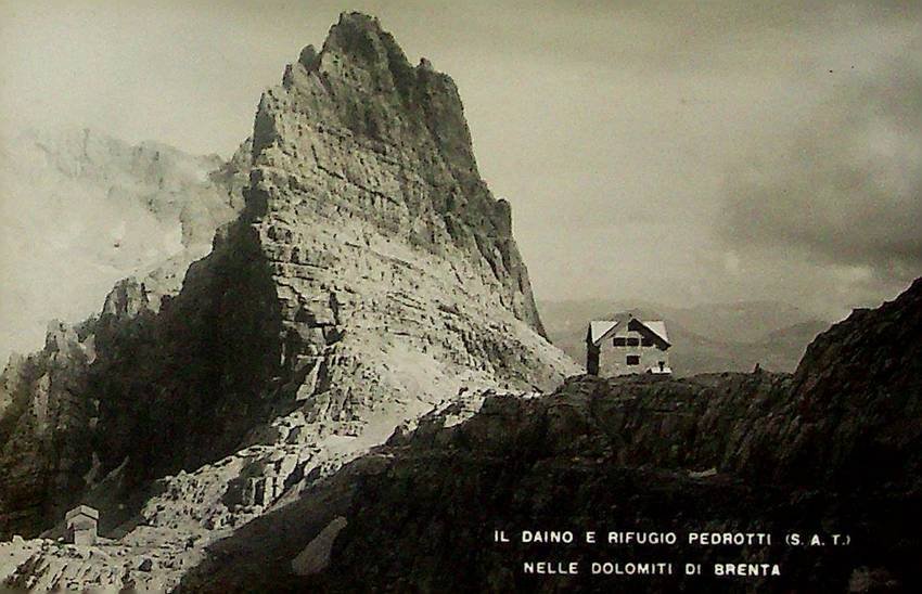 Il Daino e Rifugio Pedrotti (SAT) nelle Dolomiti di Brenta.