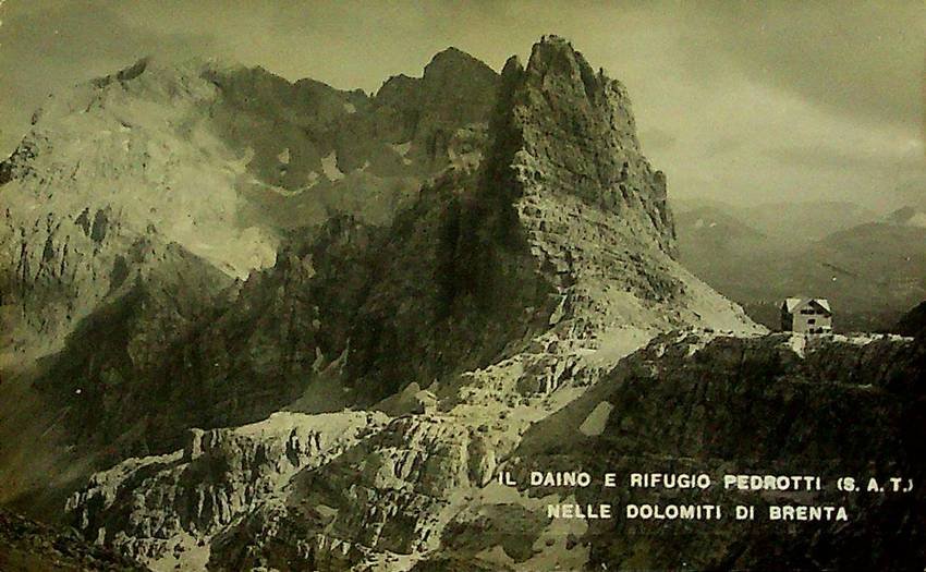 Il Daino e Rifugio Pedrotti (SAT) nelle Dolomiti di Brenta.