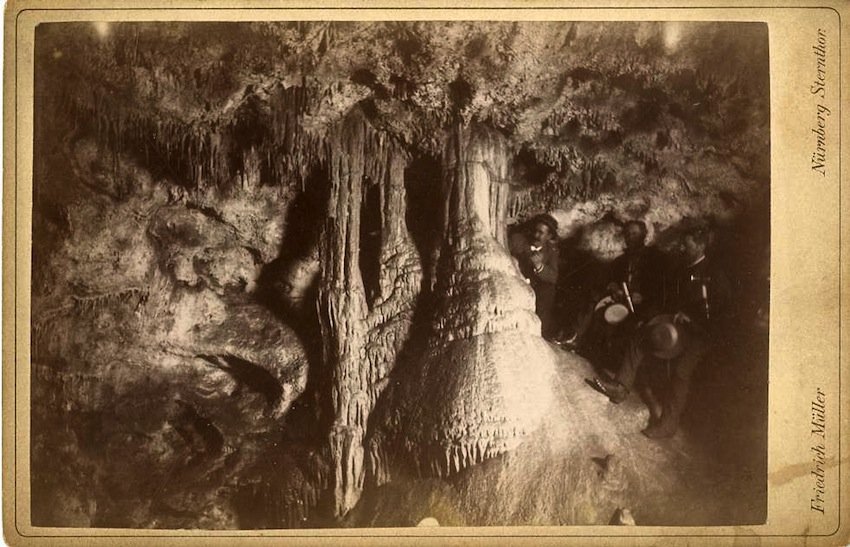 Interno di grotta di Krottensee con gruppo di speleologi.