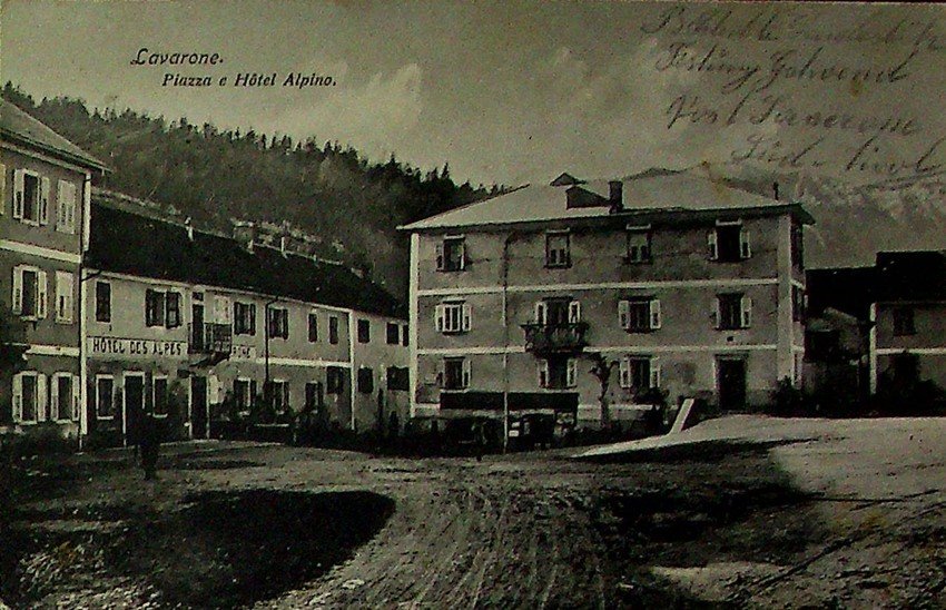 Lavarone. Piazza e Hotel Alpino.