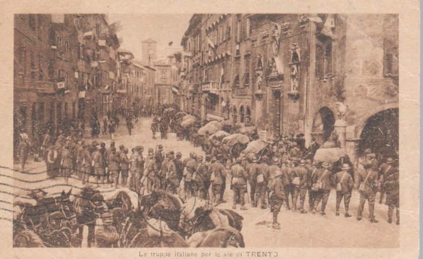 Le truppe italiane per le vie di Trento.