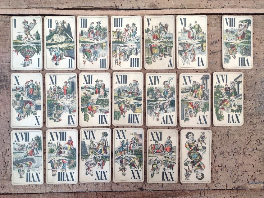 Mazzo di tarocchi consistente di 20 carte: 19 numerate romane …