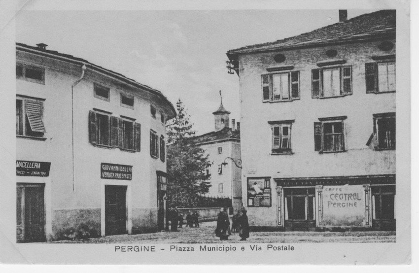 Pergine - Piazza Municipio e via Postale.