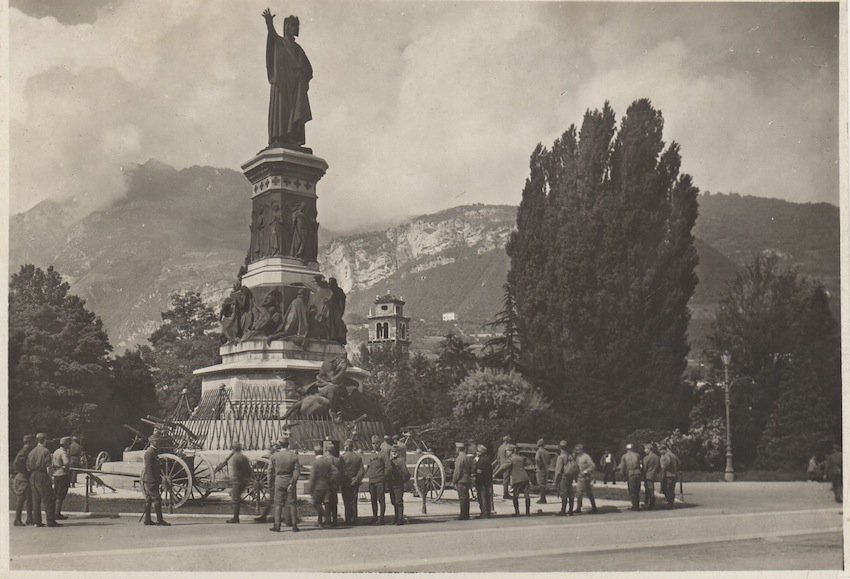 Piazza Dante a Trento con le armi catturate agli italiani.