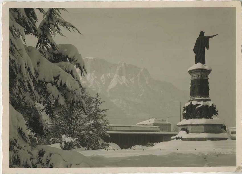 Piazza Dante innevata a Trento.