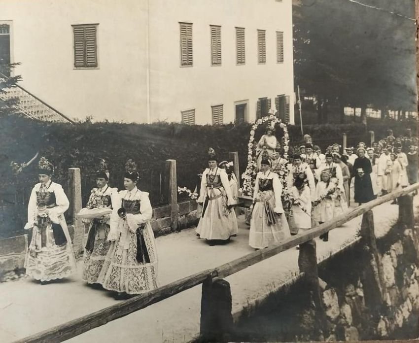 Processione in costume tipico dell'Alto Adige.