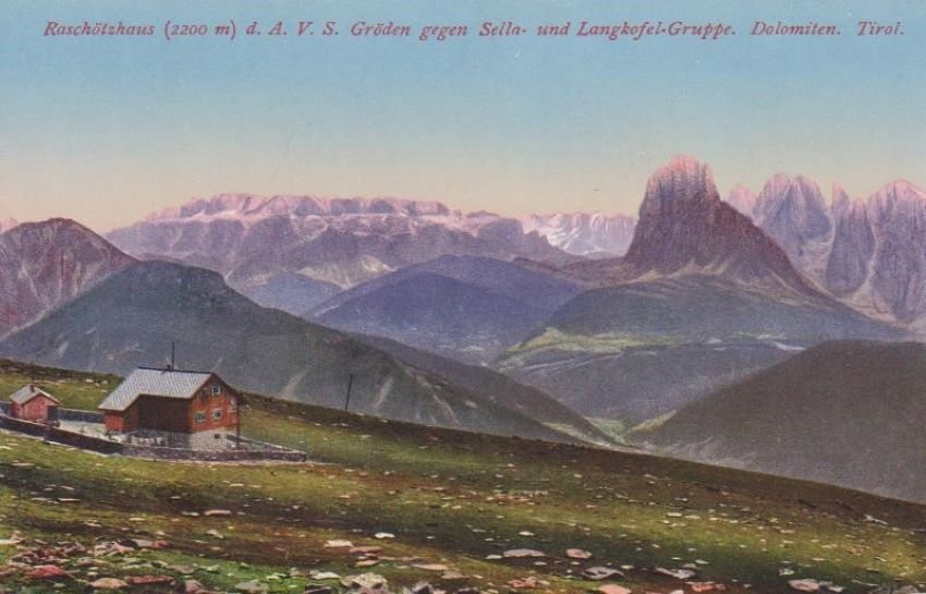 Raschotzhaus (2200 m) d. A. V. S. Groden gegen Sella …