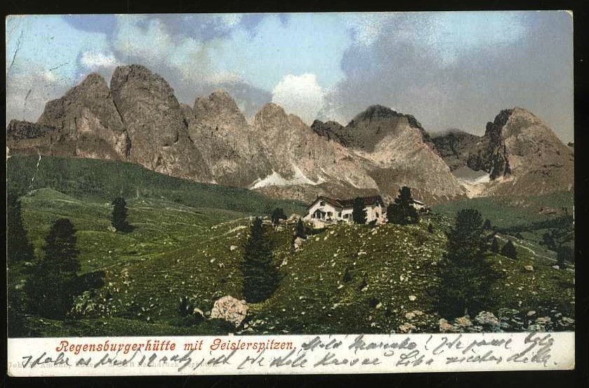 Regensburgerhütte mit Geislerspitzen.