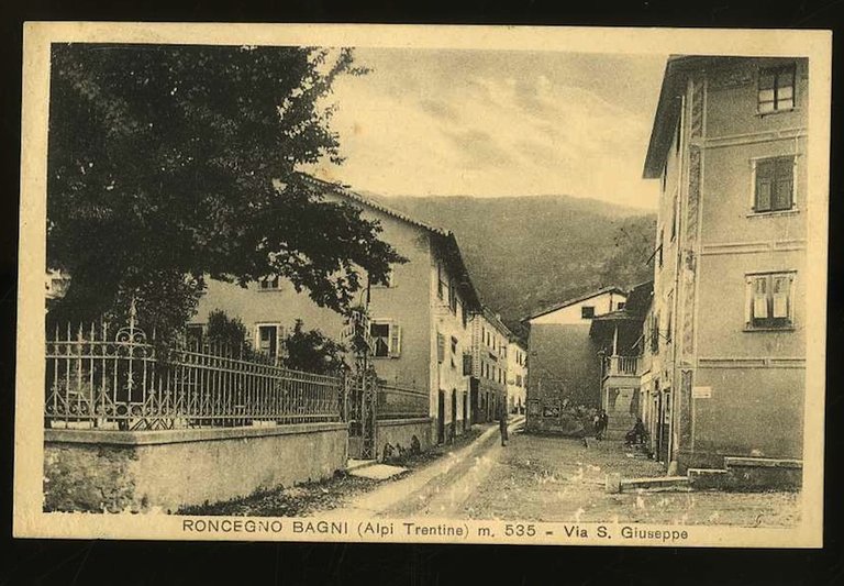 Roncegno Bagni (Alpi Trentine) m. 535. Via S. Giuseppe.