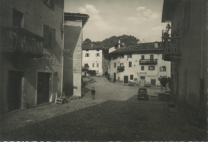 Roncone, Piazza Centrale.