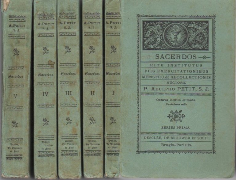 Sacerdos rite institutus piis exercitationibus menstruae recollectionis. | Immagine Gallery 2