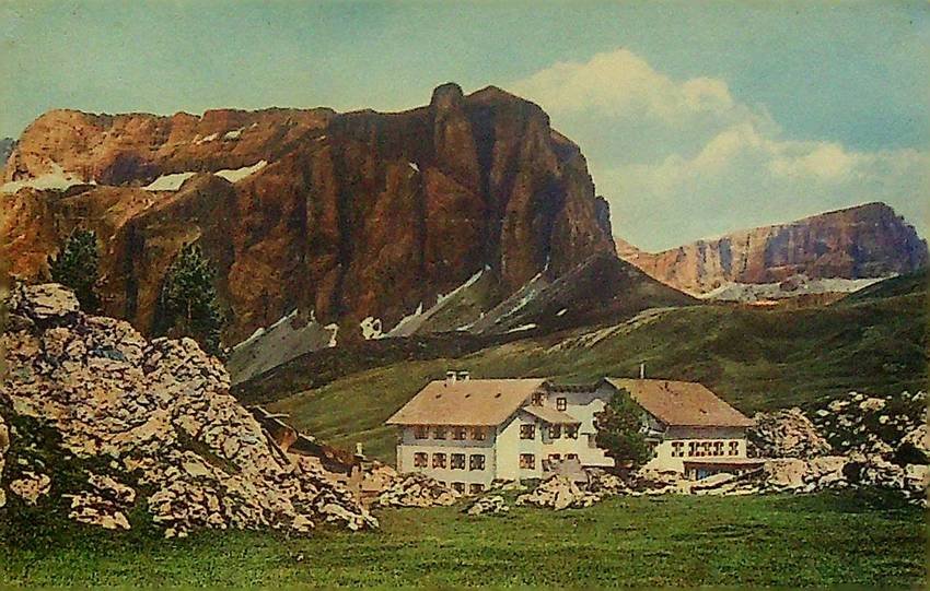 Sellahaus (2218 m) gegen di Sella-gruppe (3152 m).