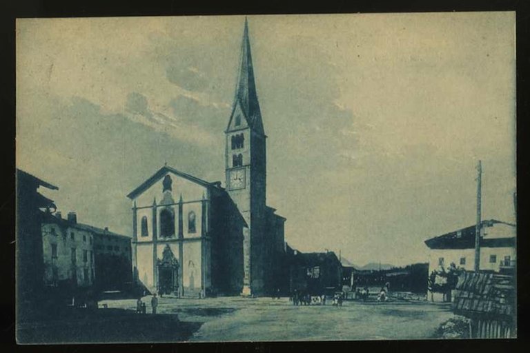 Smarano (Valle di Non) m. 981. Piazza e Chiesa.