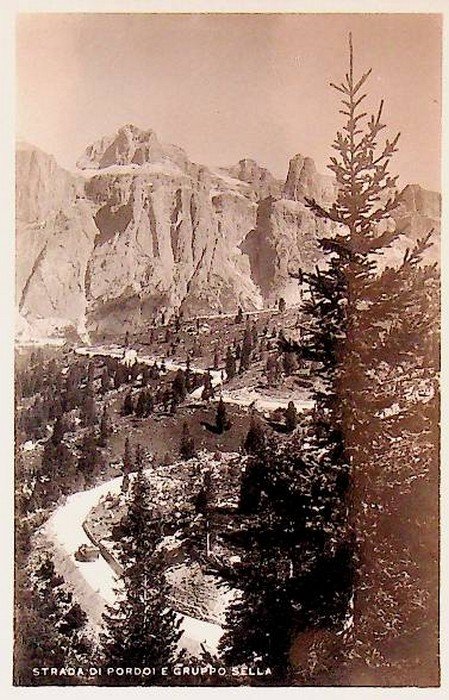 Strada di Pordoi e gruppo Sella.